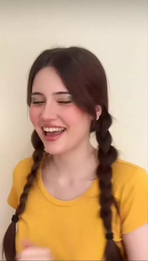 AI Video from prompt: This girl do dance and wearing hijab