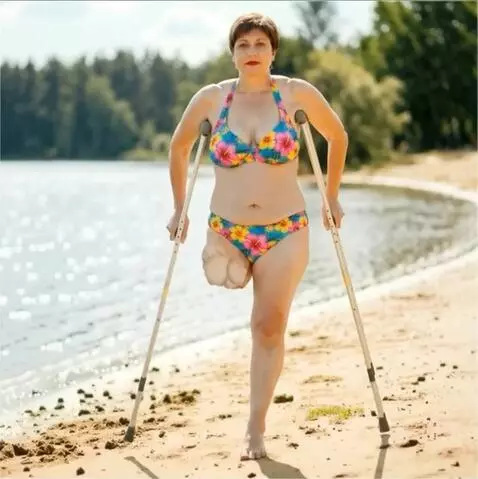 AI Video from prompt: A one-legged woman walks unhurriedly toward the 