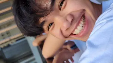 AI Video from prompt: Make a funny faces to him and instantly dance