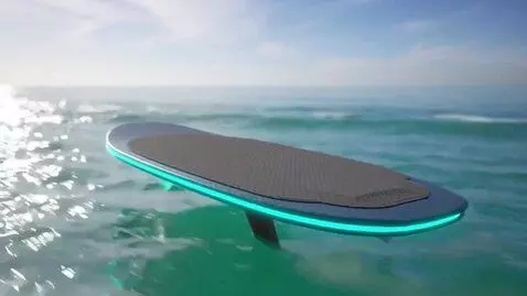 AI Video from prompt: Ein futuristisches Surfbrett schwebt etwa einen 