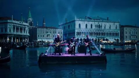 AI Video from prompt: Hyperrealistic night scene of Pink Floyd perform