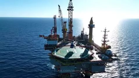 Helicopter lands on oil rig by monagz