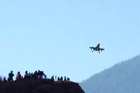 Fighter jet pass by by monagz