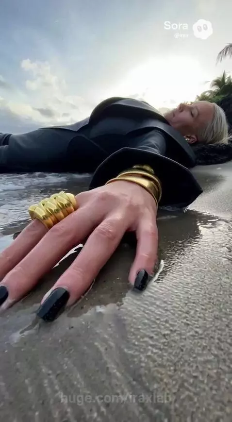 GIANT IN MOTION by iraxlab