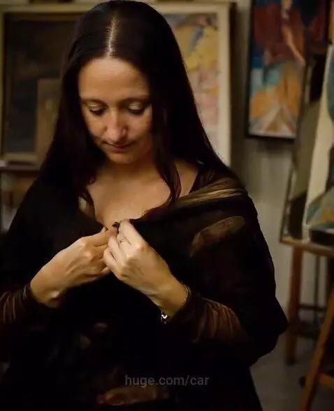 Mona Lisa preparing to get painted, as seen by AI by car