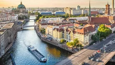 Peacefull city life by lonewolfd1