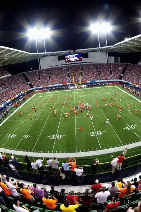 Football game and the crowd goes crazy! by mohaaivids