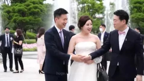 Best Man Shows Pregnant Bride Magic Umbrella by sproutz