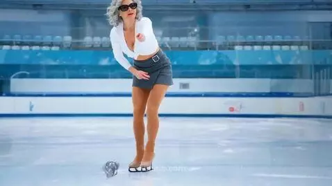 Зинаида учится играть в керлинг by leo