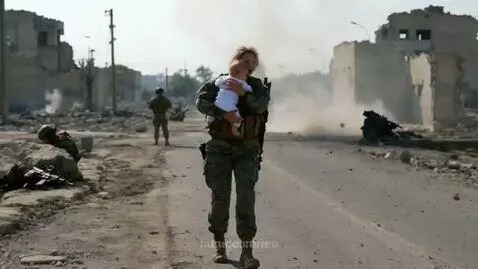 Зинаида спасает ребенка by leo