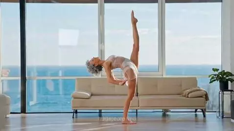 Зина и ее растяжка by leo