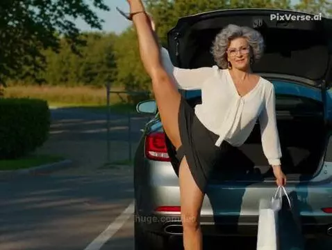 Зинаида голосует на трассе, у нее сломалась машинка. by leo