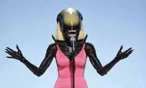 Xenomorph Alien singing on stage by karusel