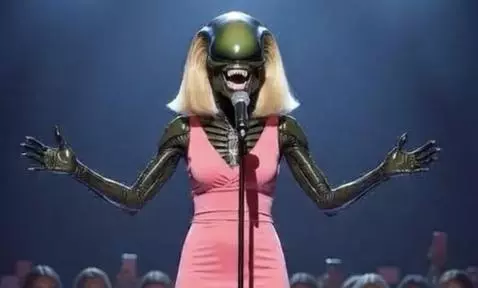 Xenomorph Alien standup comedy on stage by karusel