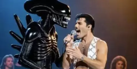 Xenomorph alien singing duet on rock stage by karusel