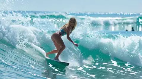 Hot Girl Surfing by foldingend