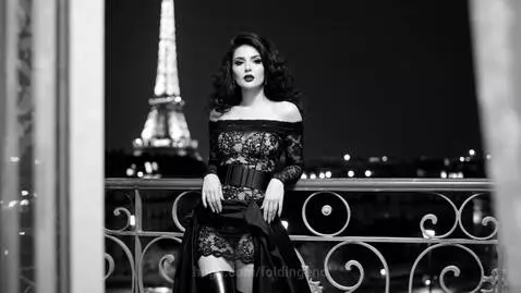 Late Night In Paris by foldingend
