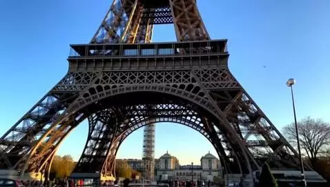 eifel tower by doubtingfacade