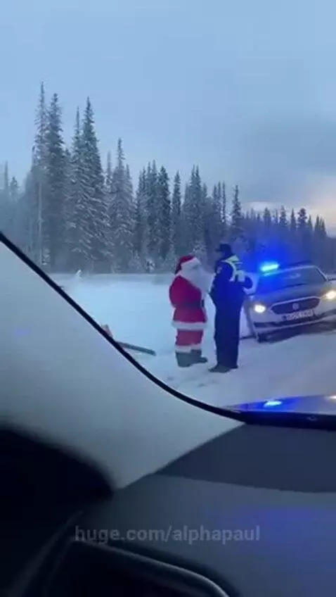 Did I just drive pass Santa getting pulled over😂😂 by alphapaul