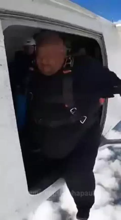 Damn the parachute gave up😂 by alphapaul