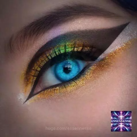 Her lies by essennesse