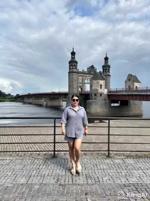 Lady on the brige by eee