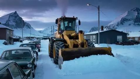 Большой колесный погрузчик расчищает узкую заснеженную улицу... by eee