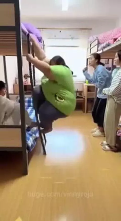 How come she was at the top bunk😭😂 by vinnyroja