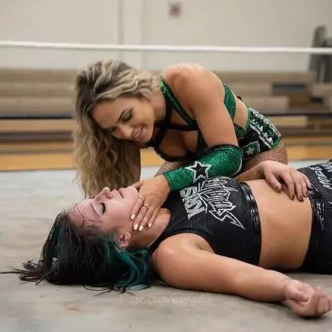 Maxxine humiliates Kris with a kiss by ggyuuhii