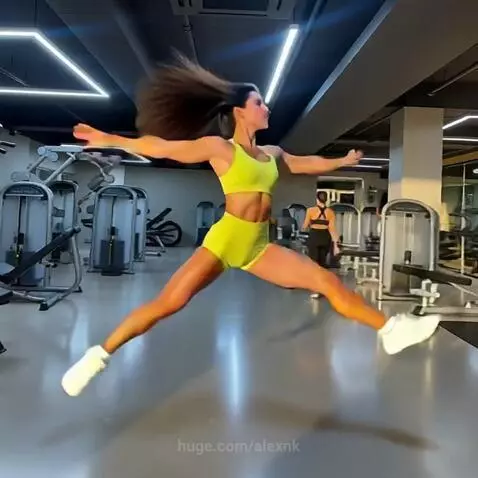 The girl does the splits by alexnk