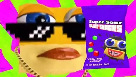 Animated yellow face with blue eyes and sunglasses promoting Super Sour Splaat Snacks in a colorful, chaotic French ad.