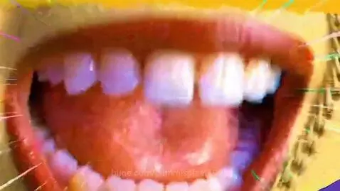 Animated yellow face with pixelated sunglasses and gold chain next to Super Sour Splaat Snacks bag, with glitchy colorful background.