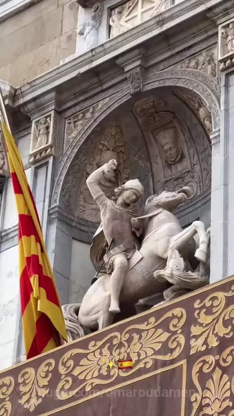 Collage of Barcelona landmarks like Sagrada Familia, Montjuïc Castle, and Arc de Triomf, with historical Arabic narration.